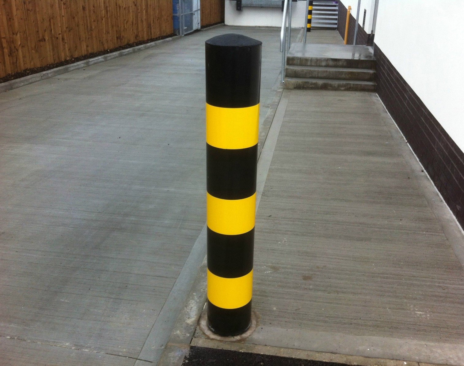Black-Yellow-Bollard011