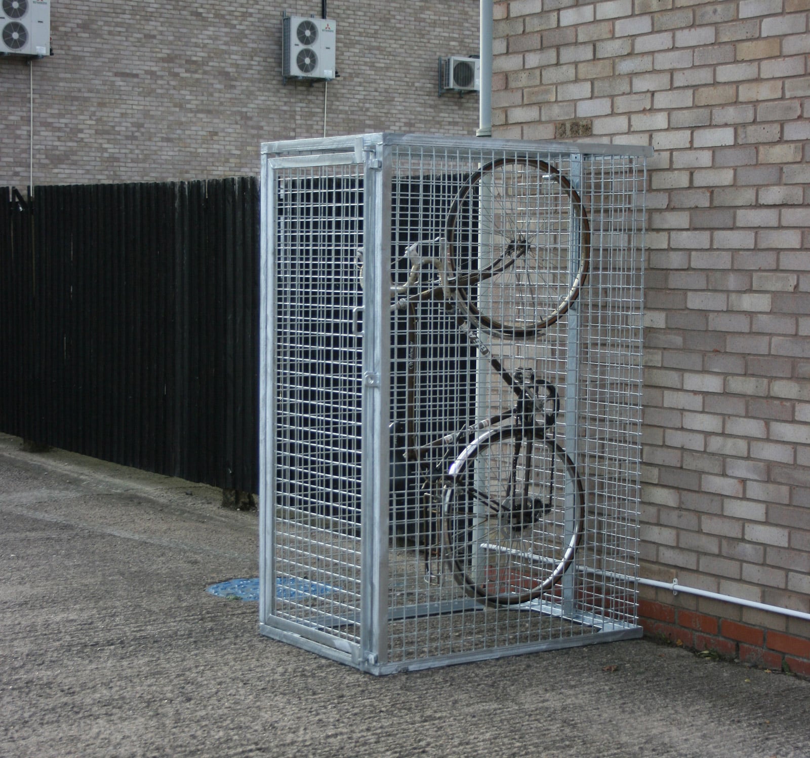 Vertical-Mesh-Cycle-Locker005