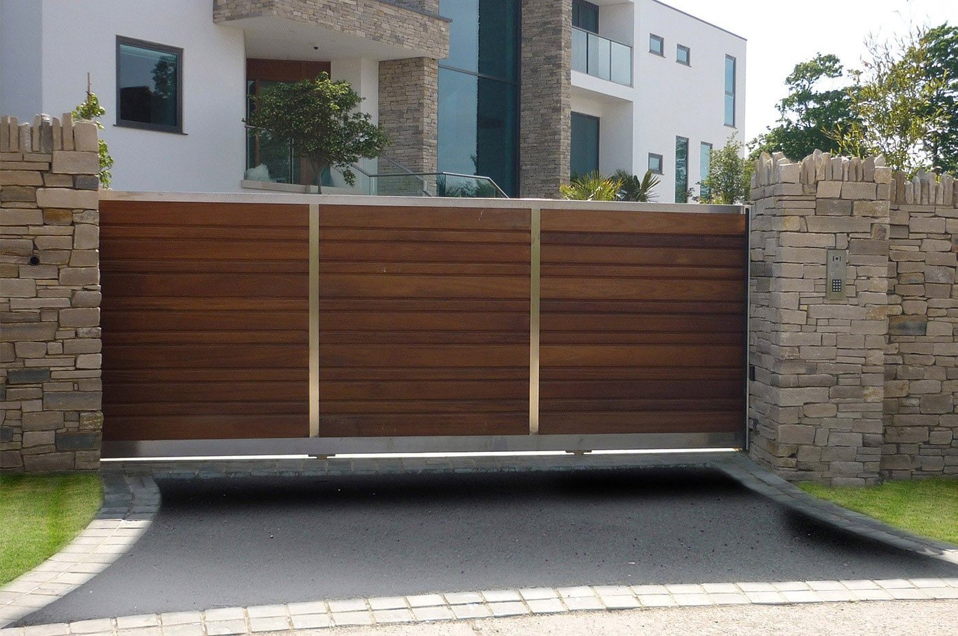 Bespoke-cantilvered-driveway-gate013.jpg